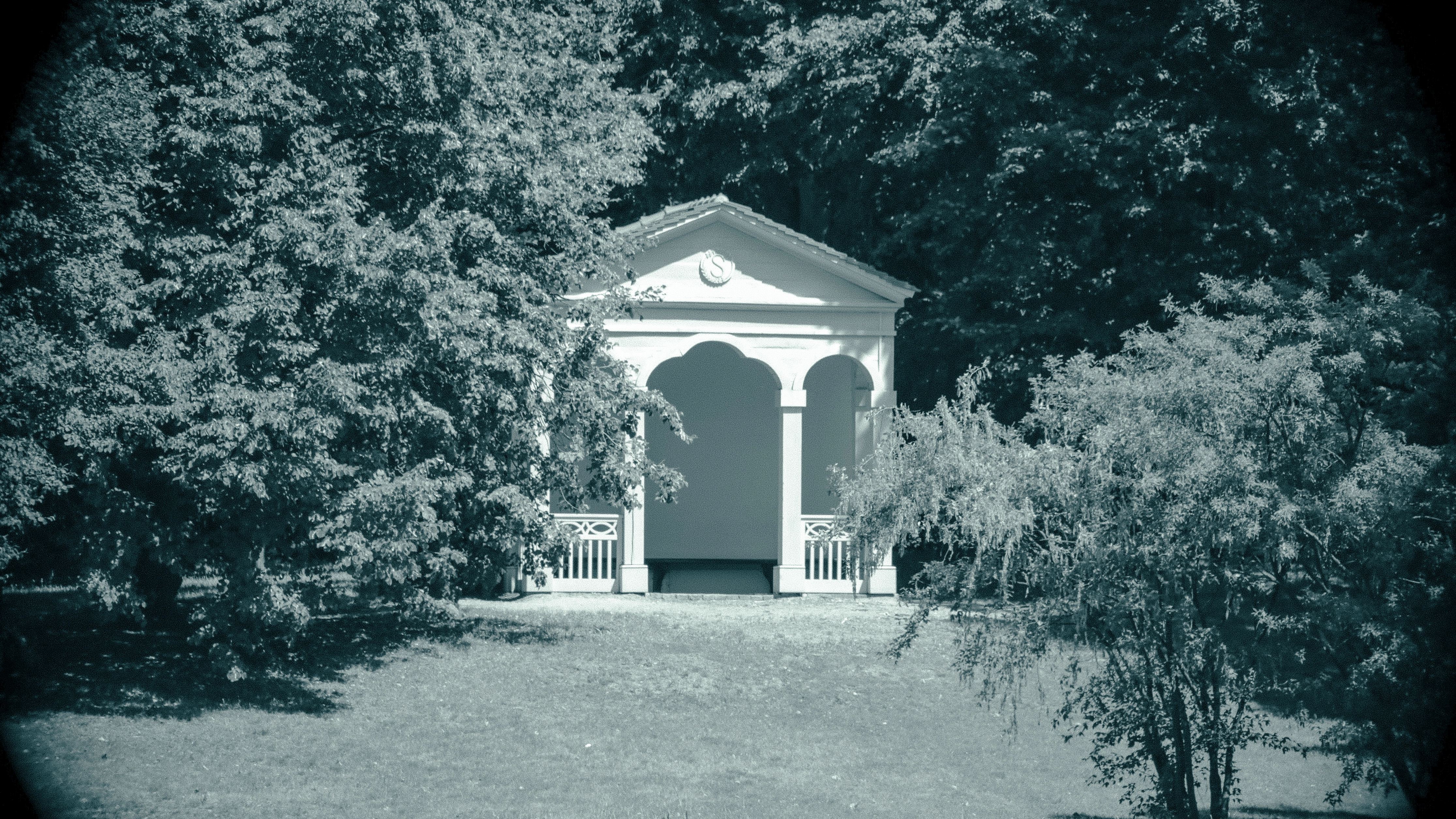 Ein Pavillon in Machern, der zweite wird gerade restauriert. 